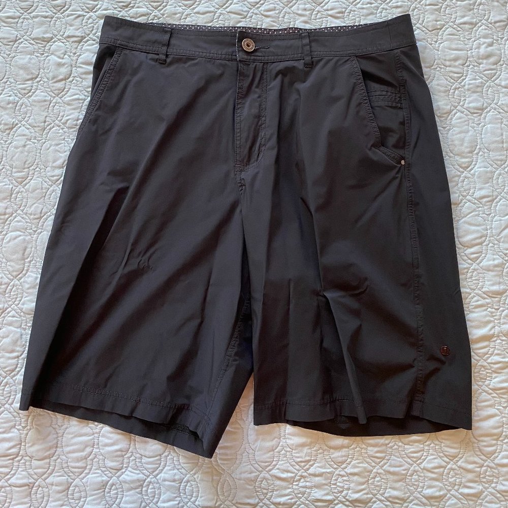 Lululemon Men’s Black Shorts (Large)